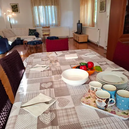 Apartament Dinaki *